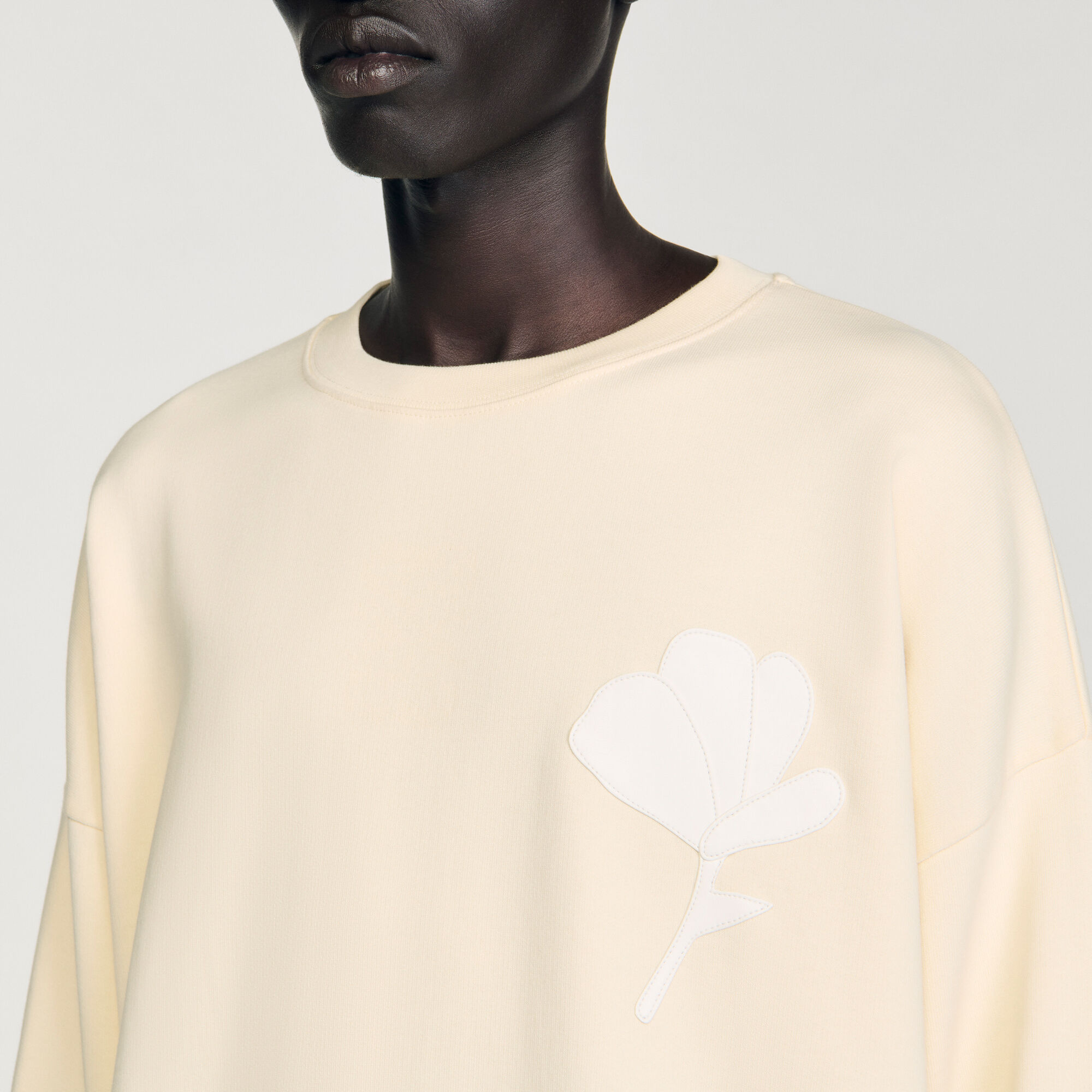 Sweatshirt with flower patch