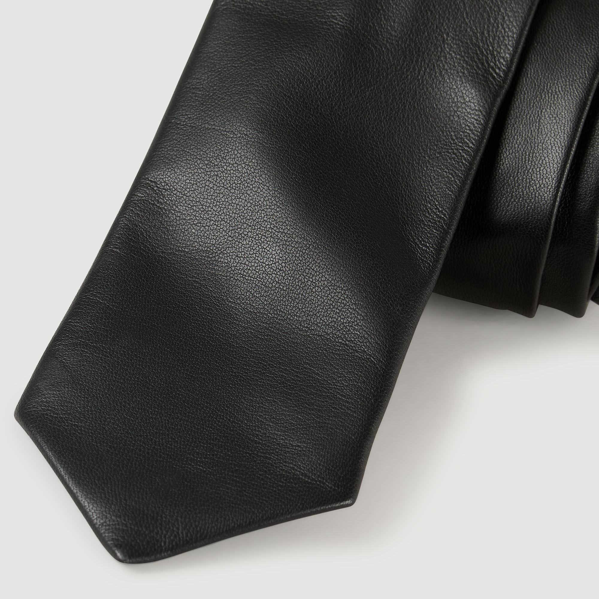Oversize leather tie