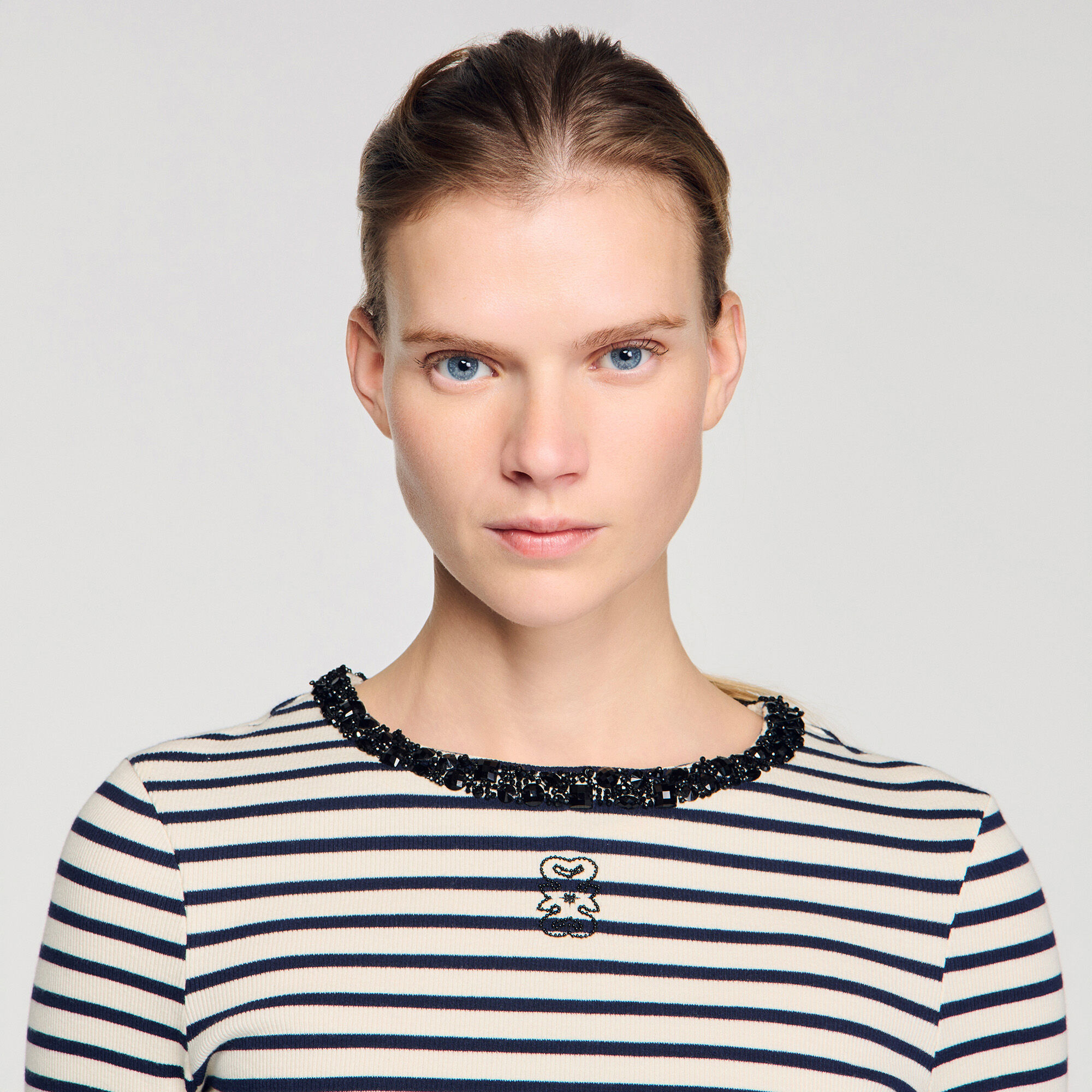 Short striped tee with pearl collar